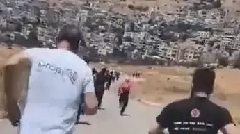 דרוזים סורים מהכפר חדר, שבדרום סוריה רצים לכיוון הגבול עם ישראל באזור מג'דל שמס, 16 ביולי 2025 דרוזים סורים מהכפר חדר, שבדרום סוריה רצים לכיוון הגבול עם ישראל באזור מג'דל שמס, 16 ביולי 2025