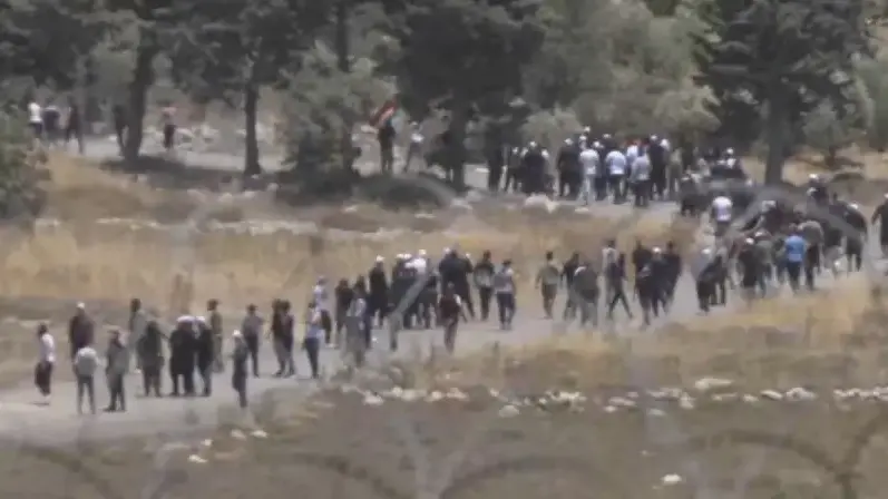 דרוזים סורים מהכפר חדר, שבדרום סוריה רצים לכיוון הגבול עם ישראל באזור מג'דל שמס, 16 ביולי 2025 דרוזים סורים מהכפר חדר, שבדרום סוריה רצים לכיוון הגבול עם ישראל באזור מג'דל שמס, 16 ביולי 2025