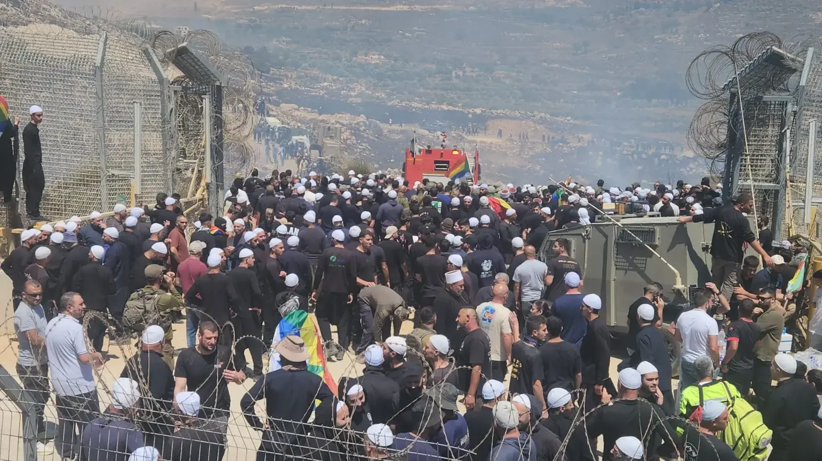 דרוזים סמוך לגדר גבול בין סוריה לישראל, 16 ביולי 2025 דרוזים סמוך לגדר גבול בין סוריה לישראל, 16 ביולי 2025