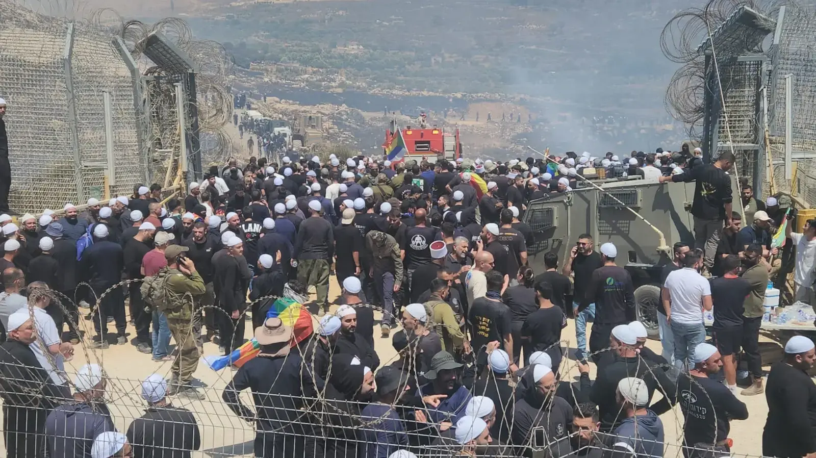 דרוזים סמוך לגדר גבול בין סוריה לישראל, 16 ביולי 2025 דרוזים סמוך לגדר גבול בין סוריה לישראל, 16 ביולי 2025