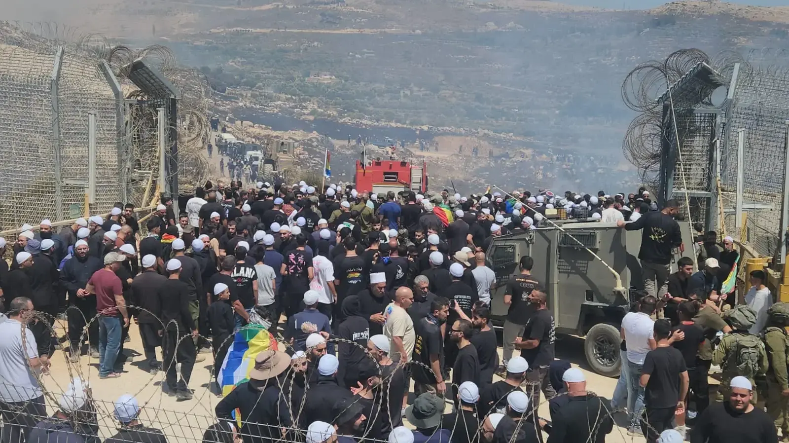 דרוזים סמוך לגדר גבול בין סוריה לישראל, 16 ביולי 2025 דרוזים סמוך לגדר גבול בין סוריה לישראל, 16 ביולי 2025