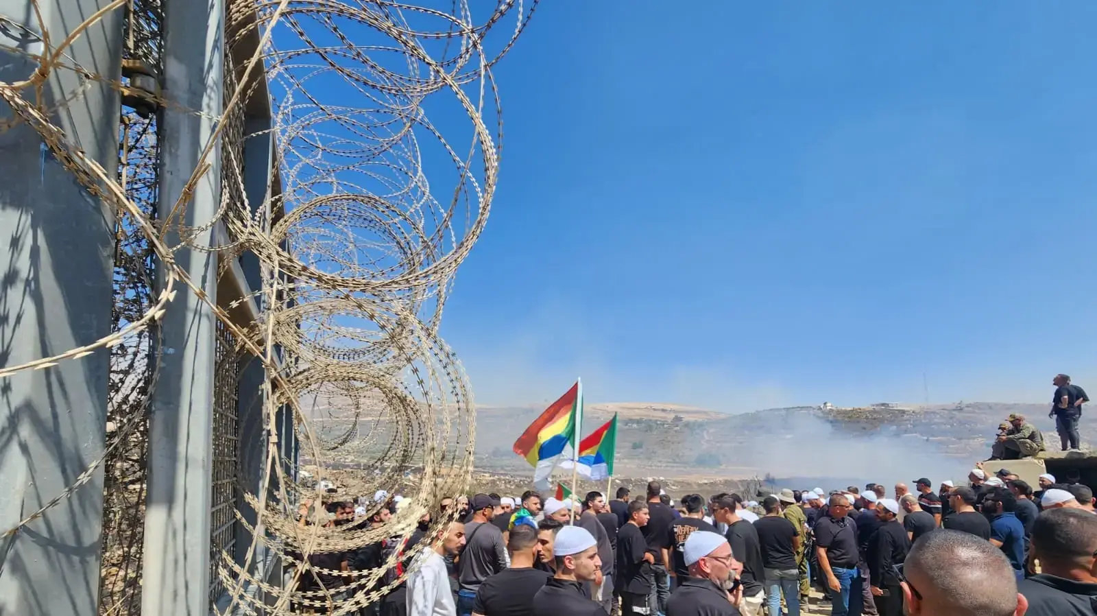 דרוזים סמוך לגדר גבול בין סוריה לישראל, 16 ביולי 2025 דרוזים סמוך לגדר גבול בין סוריה לישראל, 16 ביולי 2025