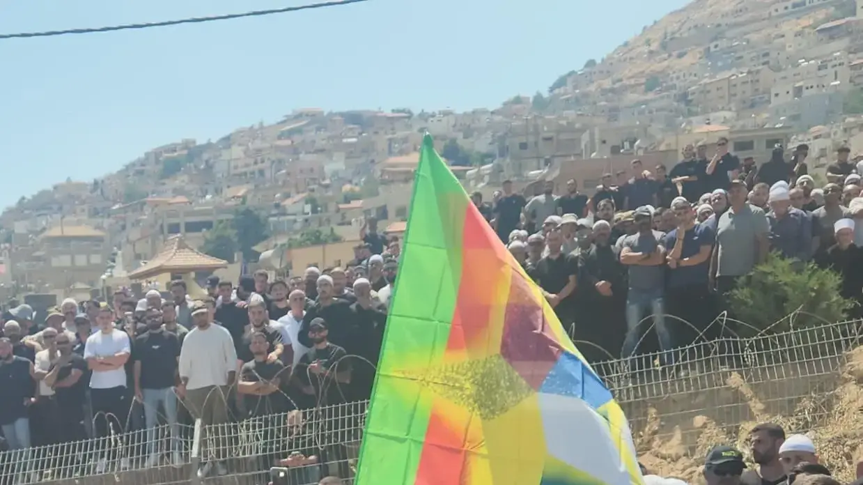 דרוזים סמוך לגדר גבול בין סוריה לישראל, 16 ביולי 2025 דרוזים סמוך לגדר גבול בין סוריה לישראל, 16 ביולי 2025