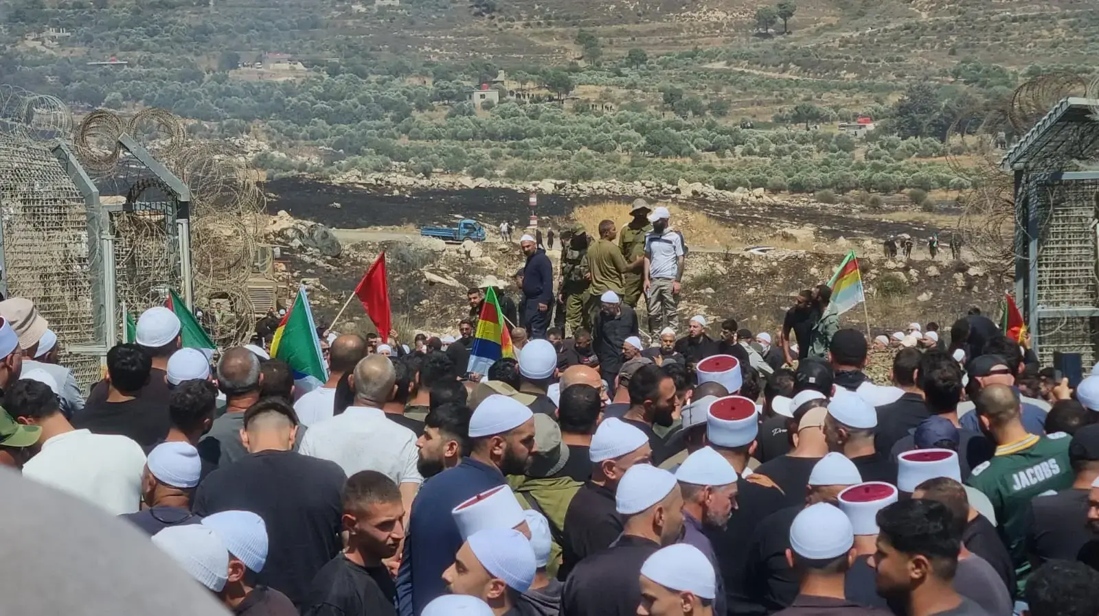 דרוזים סמוך לגדר גבול בין סוריה לישראל, 16 ביולי 2025 דרוזים סמוך לגדר גבול בין סוריה לישראל, 16 ביולי 2025