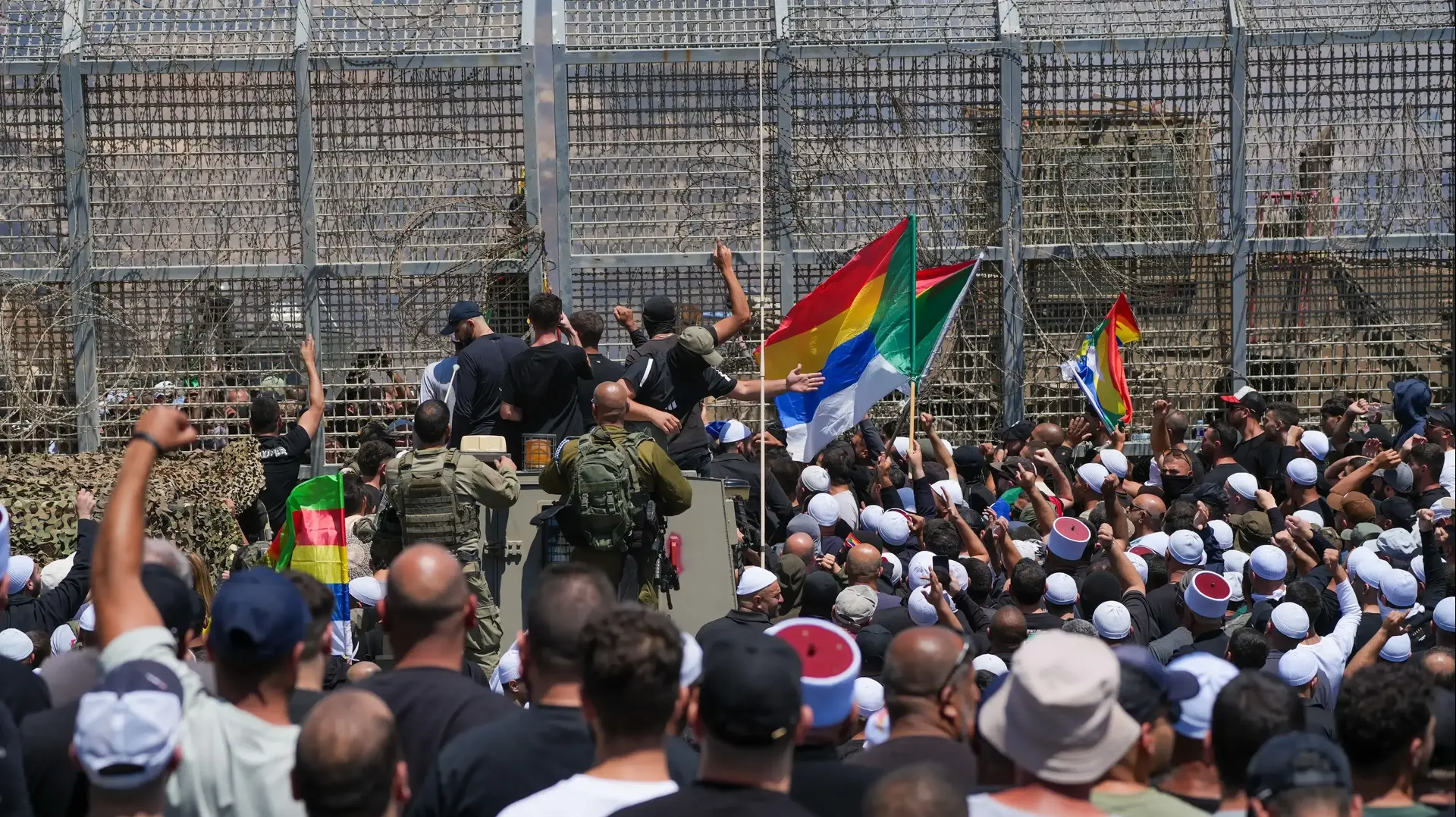 דרוזים סמוך לגדר גבול בין סוריה לישראל, 16 ביולי 2025 דרוזים סמוך לגדר גבול בין סוריה לישראל, 16 ביולי 2025