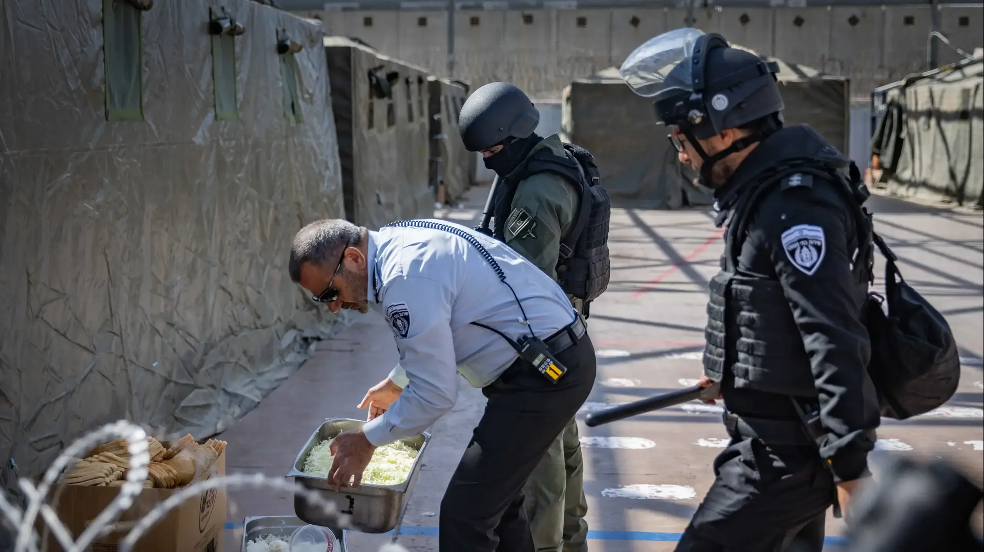 אוכל שהוגש למחבלים שביצעו את טבח שבעה באוקטובר, חצר כלא בדרום, 14 בפברואר 2024 אוכל שהוגש למחבלים שביצעו את טבח שבעה באוקטובר, חצר כלא בדרום, 14 בפברואר 2024
