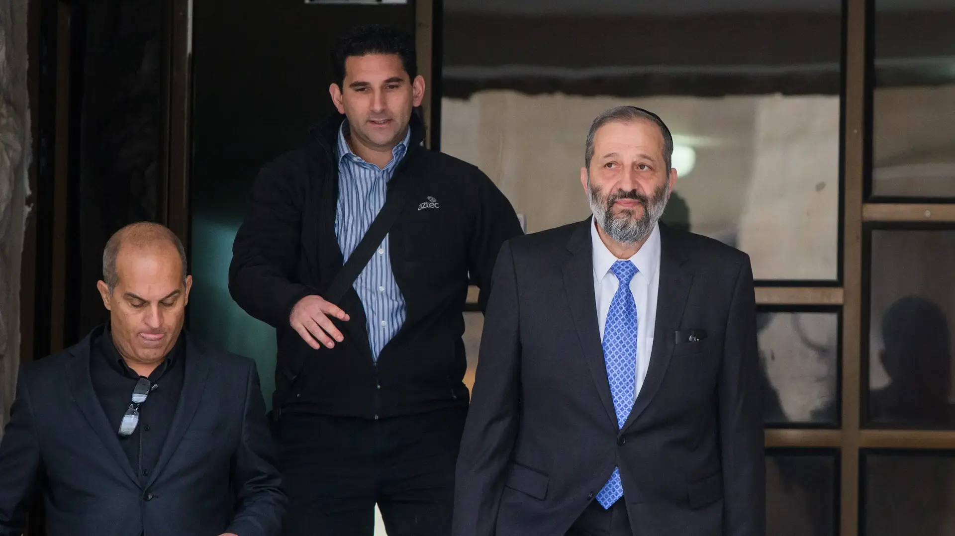 אריה דרעי יוצא מביתו ולצידו ברק סרי, 30 במרץ 2016 אריה דרעי יוצא מביתו ולצידו ברק סרי, 30 במרץ 2016