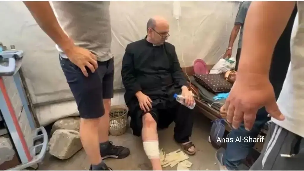 כוהן הדת של כנסיית "המשפחה הקדושה" שנפצע בעקבות תקיפת צה"ל במקום, לפי דיווחים, 17 ביולי 2025