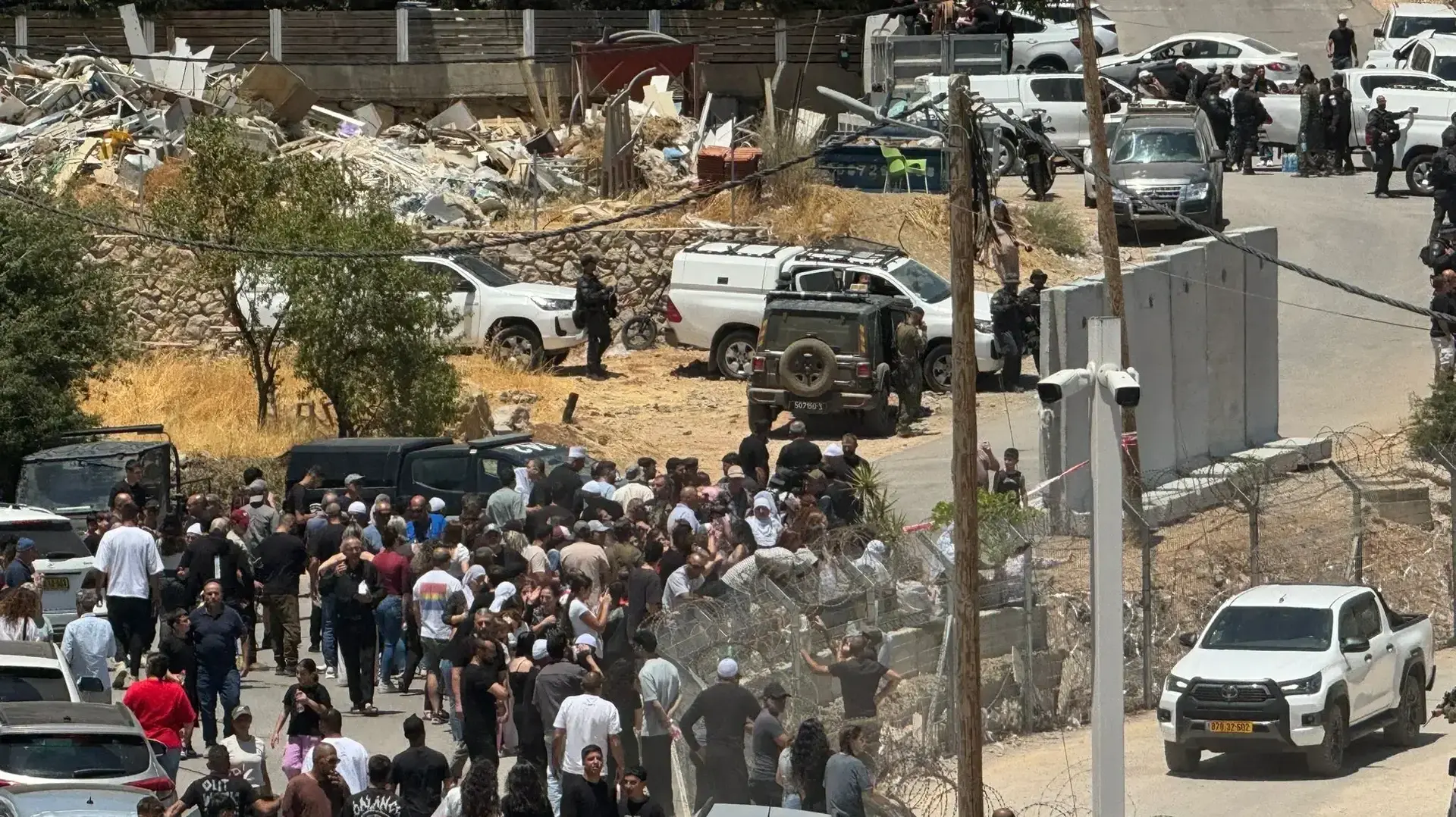 דרוזים סמוך לגדר גבול בין סוריה לישראל, 17 ביולי 2025 דרוזים סמוך לגדר גבול בין סוריה לישראל, 17 ביולי 2025