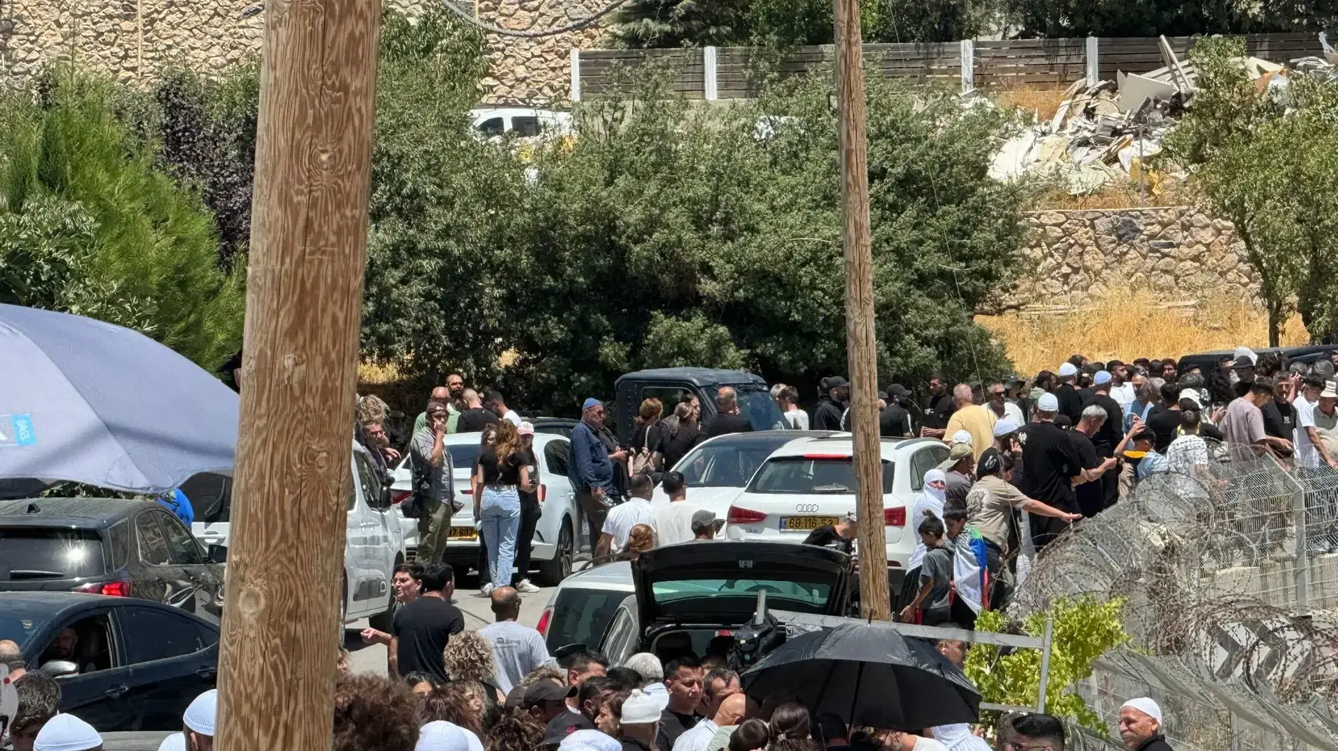 דרוזים סמוך לגדר גבול בין סוריה לישראל, 17 ביולי 2025 דרוזים סמוך לגדר גבול בין סוריה לישראל, 17 ביולי 2025