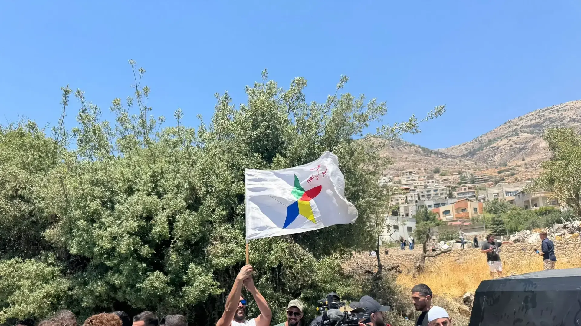 דרוזים סמוך לגדר גבול בין סוריה לישראל, 17 ביולי 2025 דרוזים סמוך לגדר גבול בין סוריה לישראל, 17 ביולי 2025
