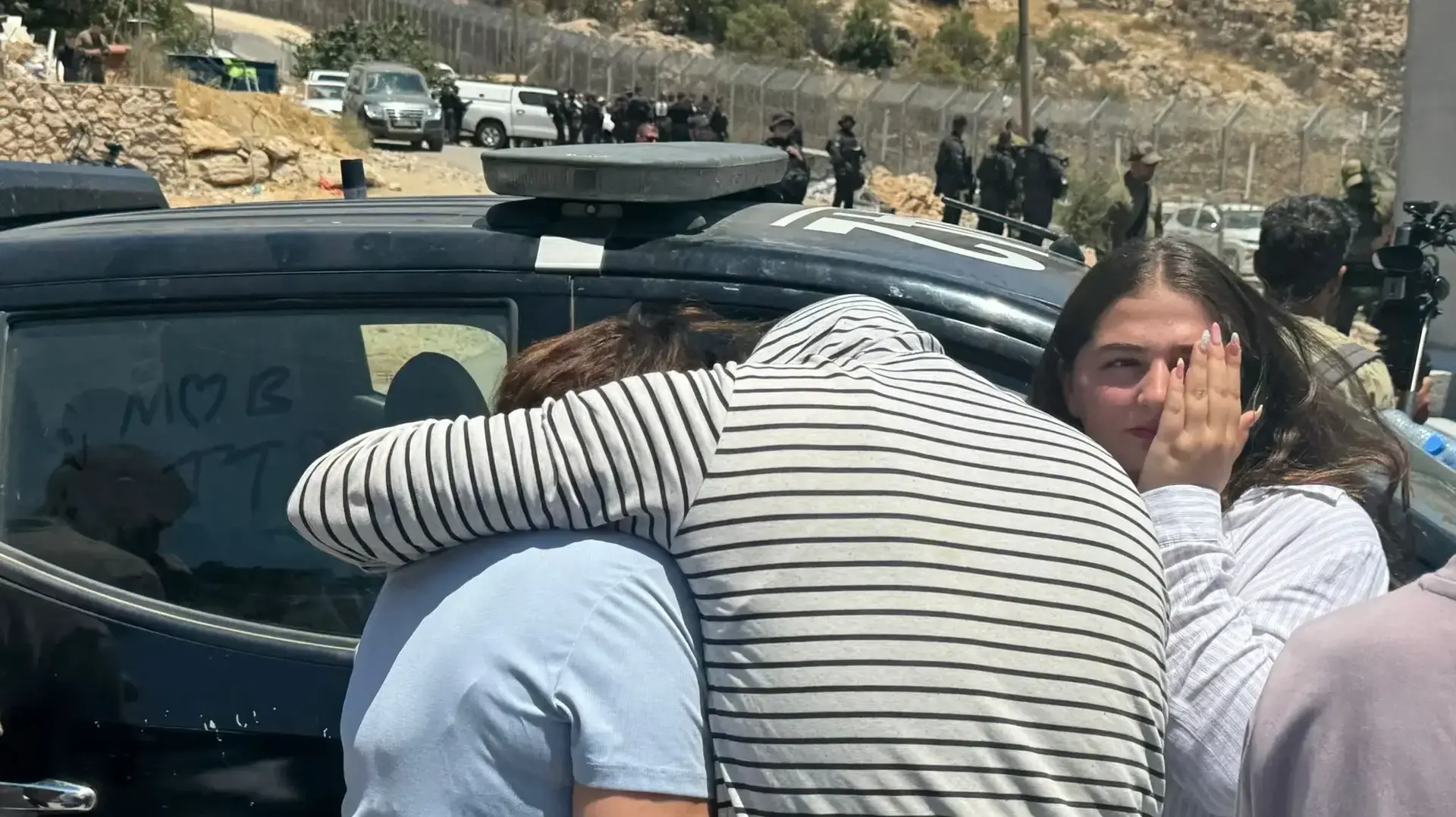 משפחות דרוזיות מתאחדות, סמוך לגדר גבול בין סוריה לישראל, 17 ביולי 2025 משפחות דרוזיות מתאחדות, סמוך לגדר גבול בין סוריה לישראל, 17 ביולי 2025