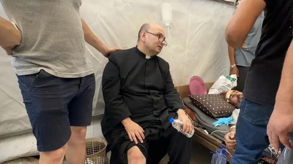 כוהן הדת של כנסיית "המשפחה הקדושה" שנפצע בעקבות תקיפת צה"ל במקום, לפי דיווחים, 17 ביולי 2025 כוהן הדת של כנסיית "המשפחה הקדושה" שנפצע בעקבות תקיפת צה"ל במקום, לפי דיווחים, 17 ביולי 2025