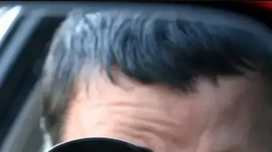 אדם יושב במכונית ומצלם