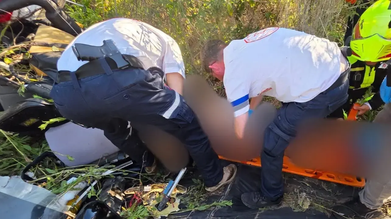 התרסק עם מצנח ממונע סמוך לנתניה: גבר בן 63 פונה במצב קשה לבית החולים
