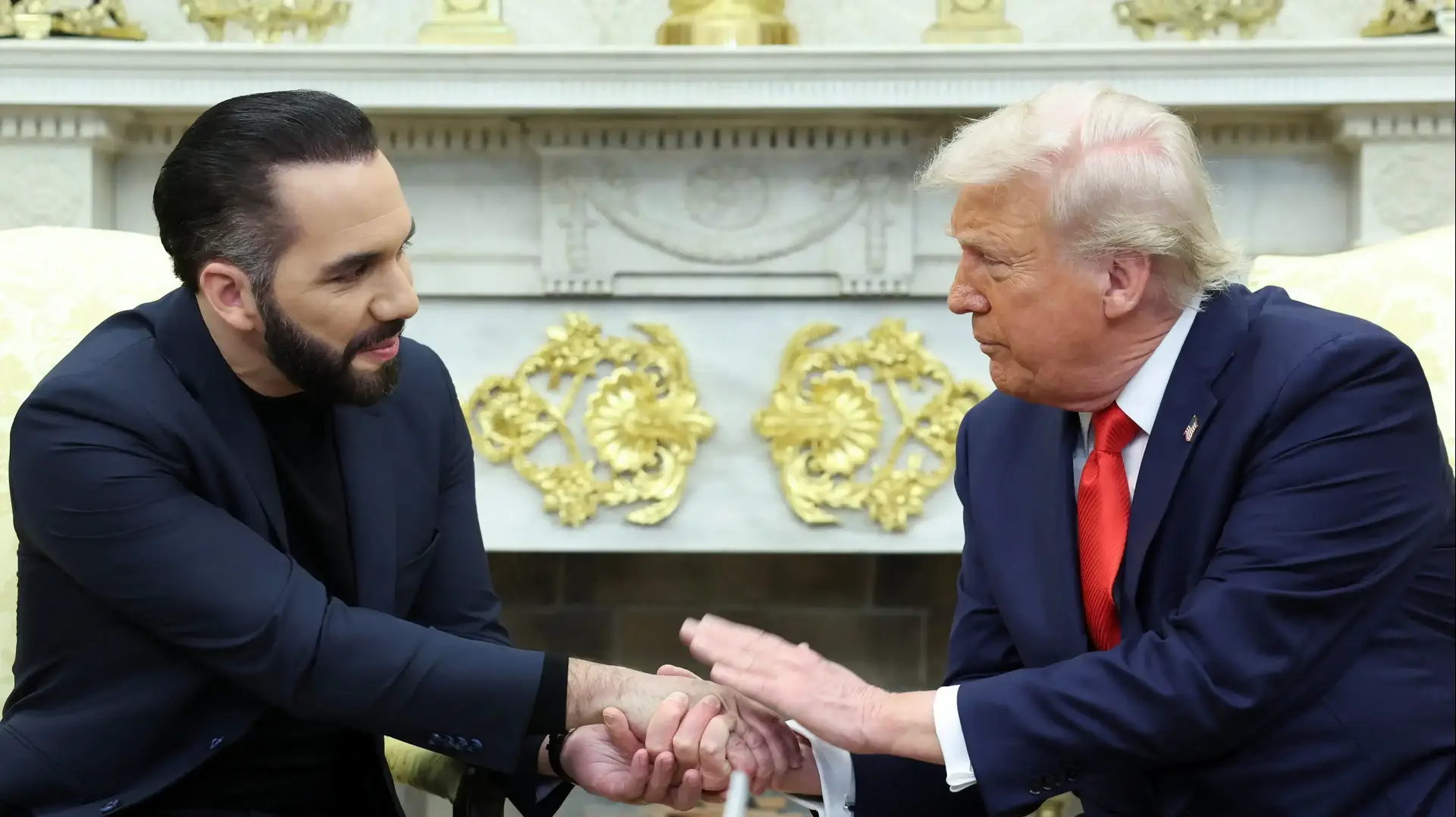 נשיא ארה"ב דונלד טראמפ לוחץ את ידו של נשיא אל סלבדור, נאיב בוקלה, בחדר הסגלגל בבית הלבן בוושינגטון הבירה, ארה"ב, 14 באפריל 2025