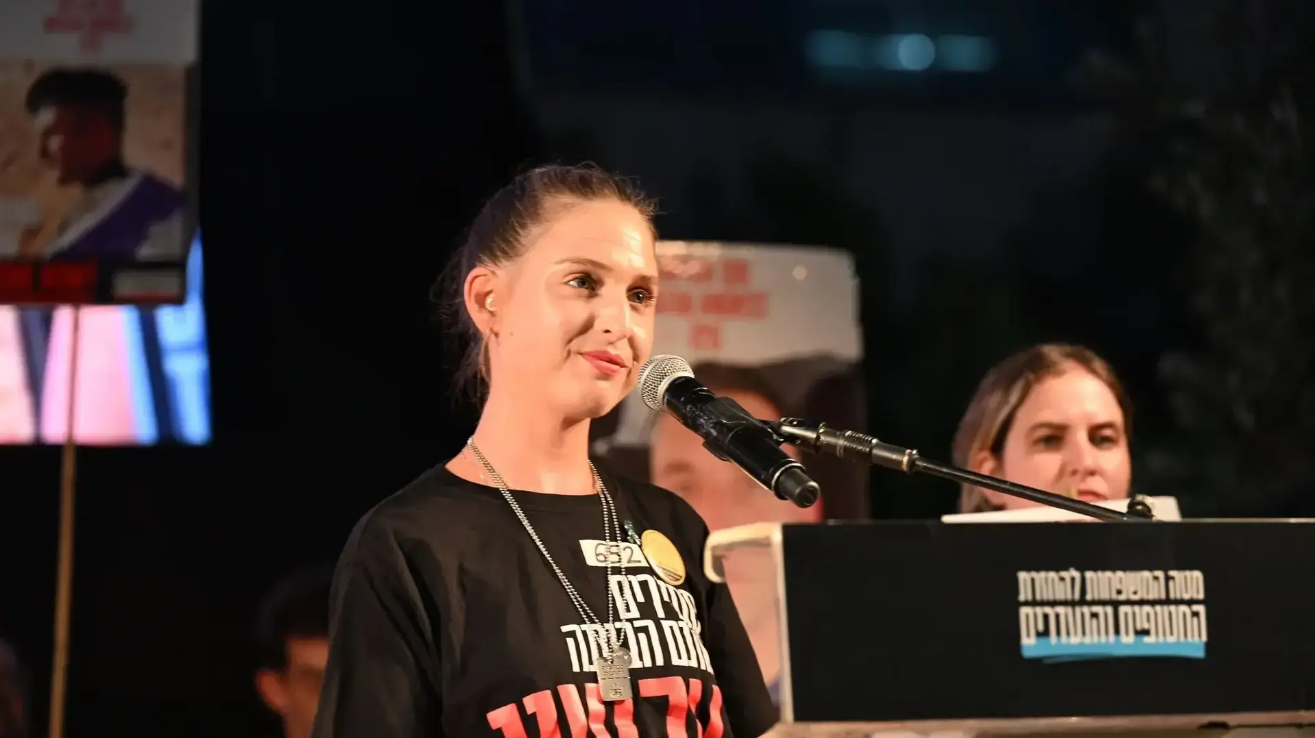 דורון שטיינברכר נואמת בכיכר החטופים בתל אביב, 19 ביולי 2025 דורון שטיינברכר נואמת בכיכר החטופים בתל אביב, 19 ביולי 2025