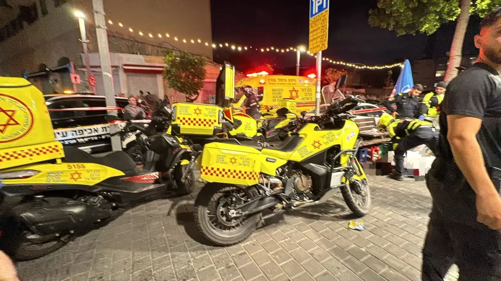 ניידות מד"א בזירת הרצח ביפו ניידות מד"א בזירת הרצח ביפו