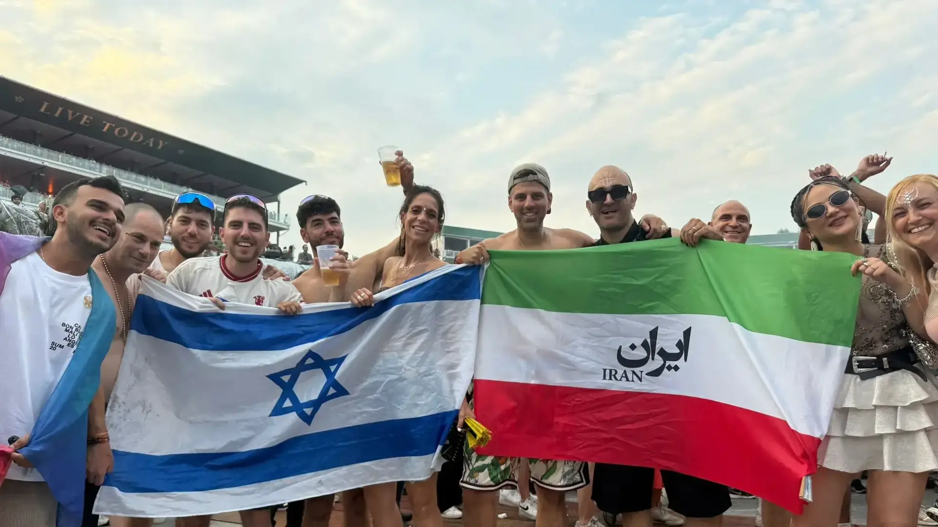 ישראלים עם חוגגים איראניים בפסטיבל הטומורולנד ישראלים עם חוגגים איראניים בפסטיבל הטומורולנד