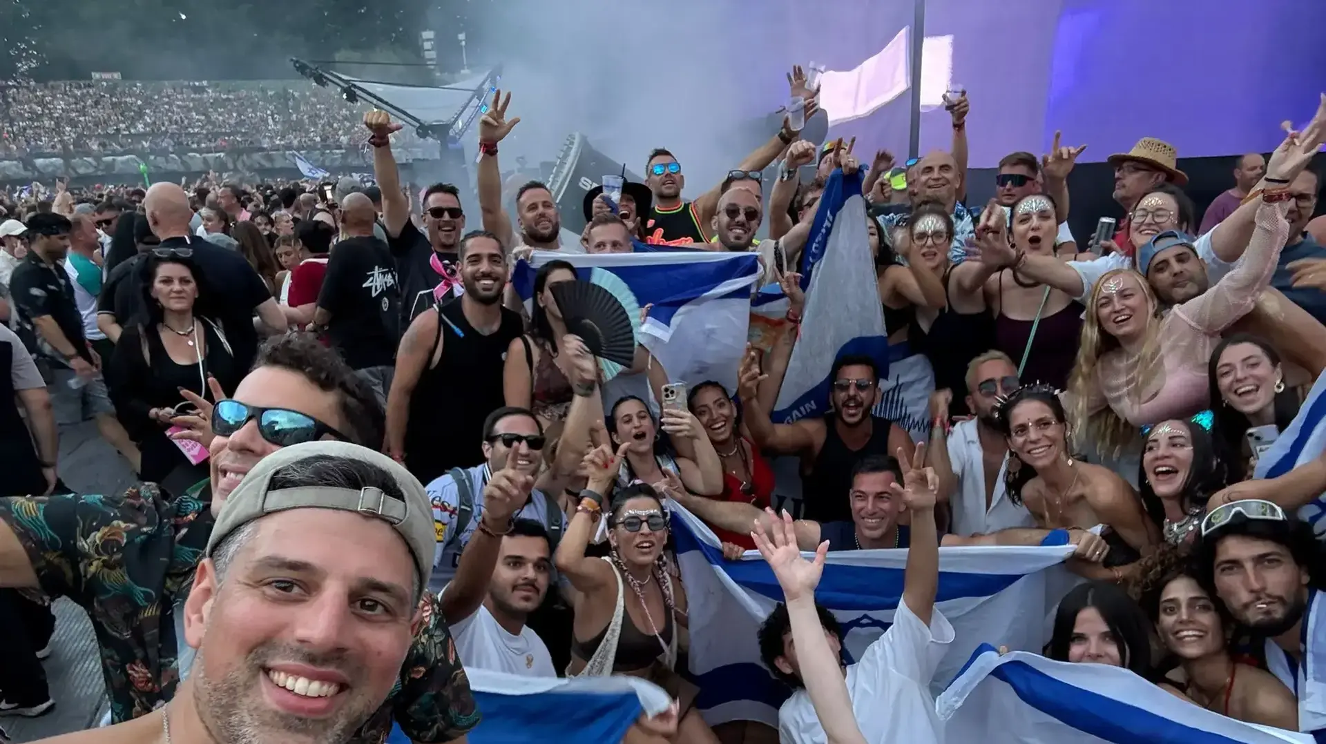 ישראלים עם חוגגים איראניים בפסטיבל הטומורולנד ישראלים עם חוגגים איראניים בפסטיבל הטומורולנד