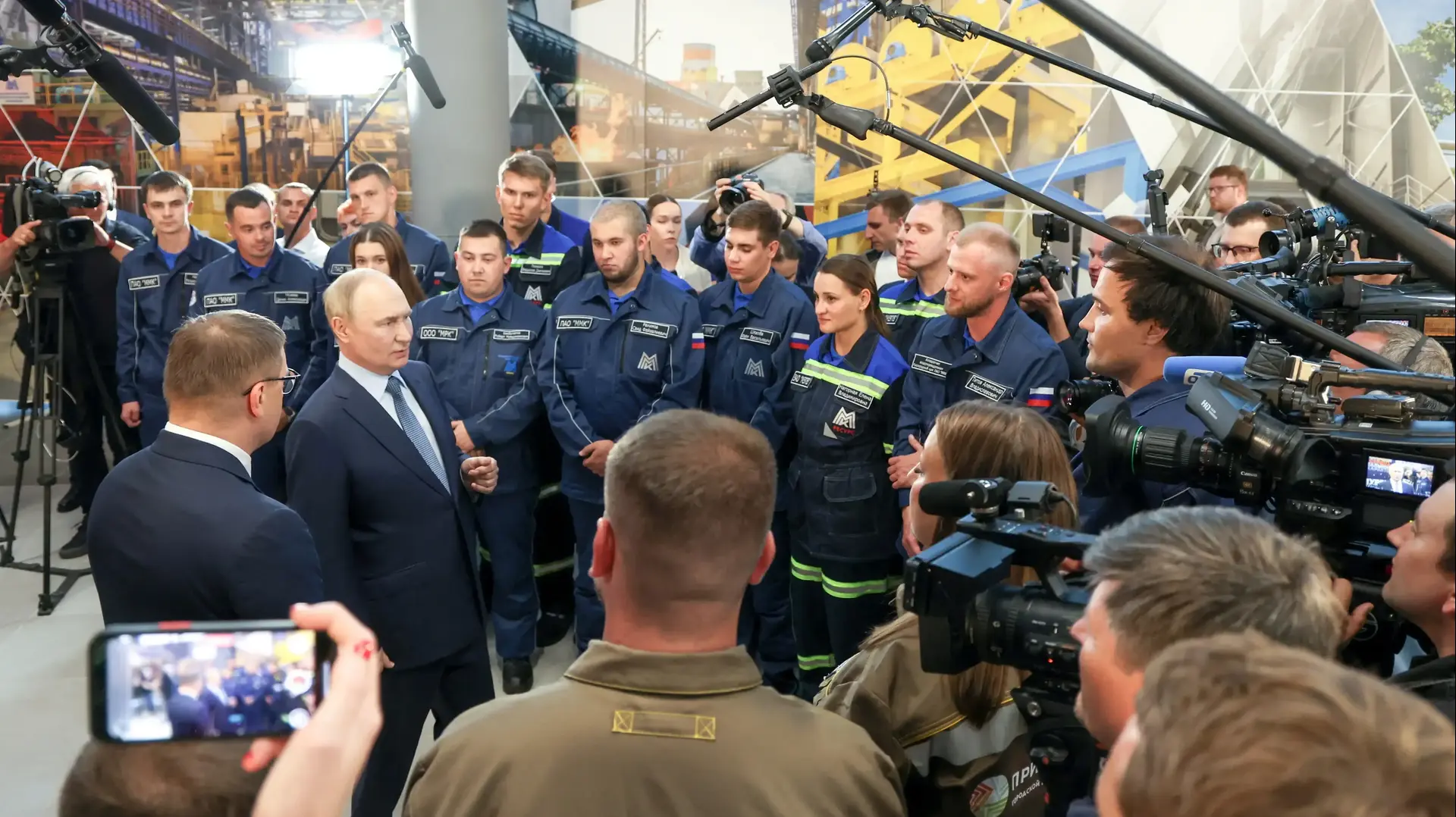Russian President Vladimir Putin meets with employees of the Magnitogorsk Iron and Steel Works (MMK) in Magnitogorsk, Chelyabinsk region, Russia July 16, 2025. Sputnik/Alexander Kazakov/Pool via REUTERS ATTENTION EDITORS - THIS IMAGE WAS PROVIDED BY A THIRD PARTY.
