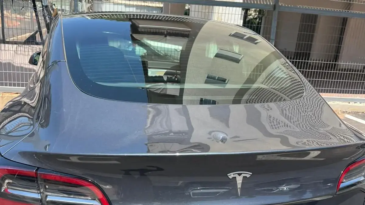 צנצנת הושלכה מגובה על רכב טסלה בפתח תקווה, 20 ביולי 2025 צנצנת הושלכה מגובה על רכב טסלה בפתח תקווה, 20 ביולי 2025