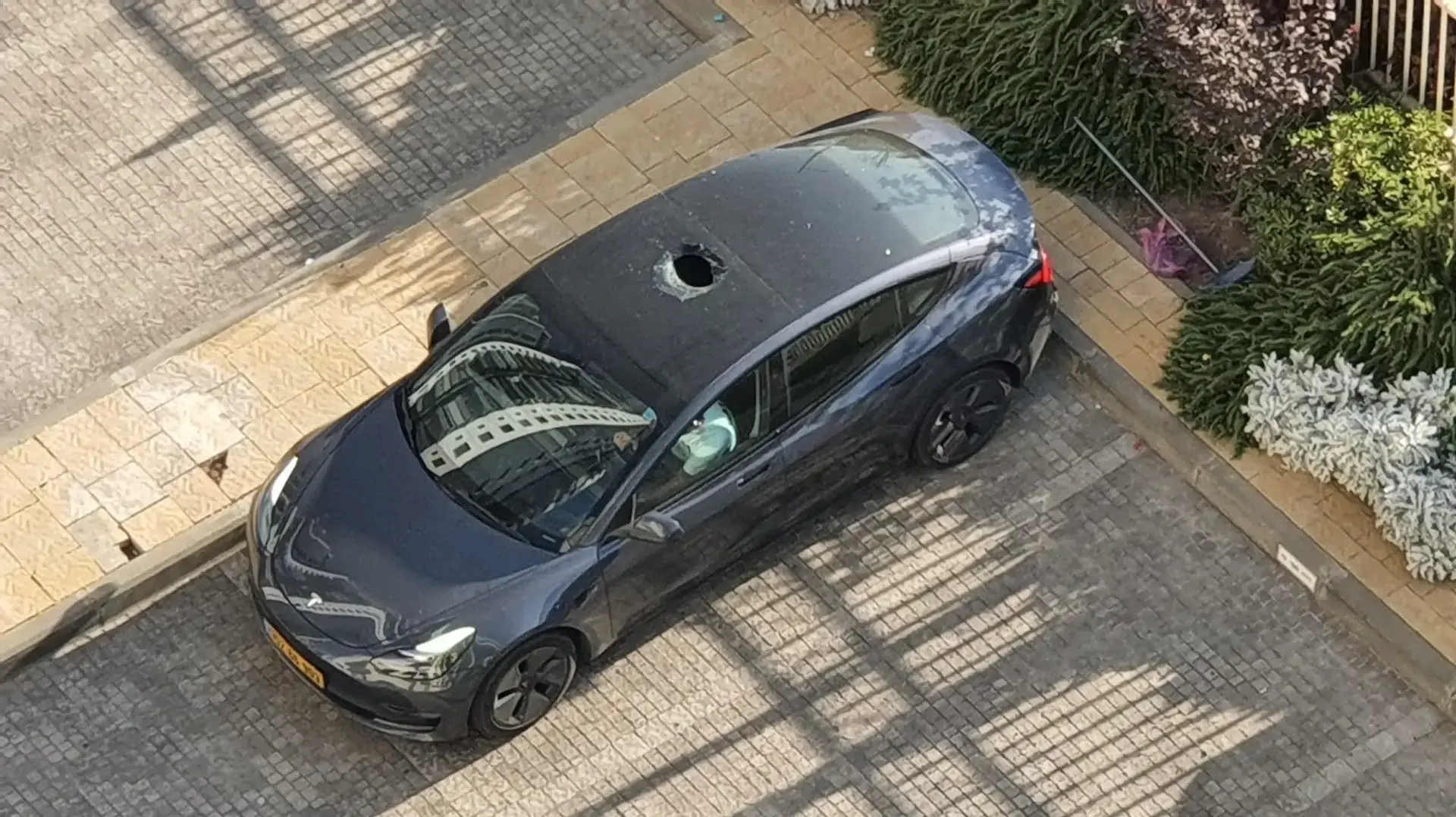 צנצנת הושלכה מגובה על רכב טסלה חדש, פתח תקווה, 20 ביולי 2025 צנצנת הושלכה מגובה על רכב טסלה חדש, פתח תקווה, 20 ביולי 2025