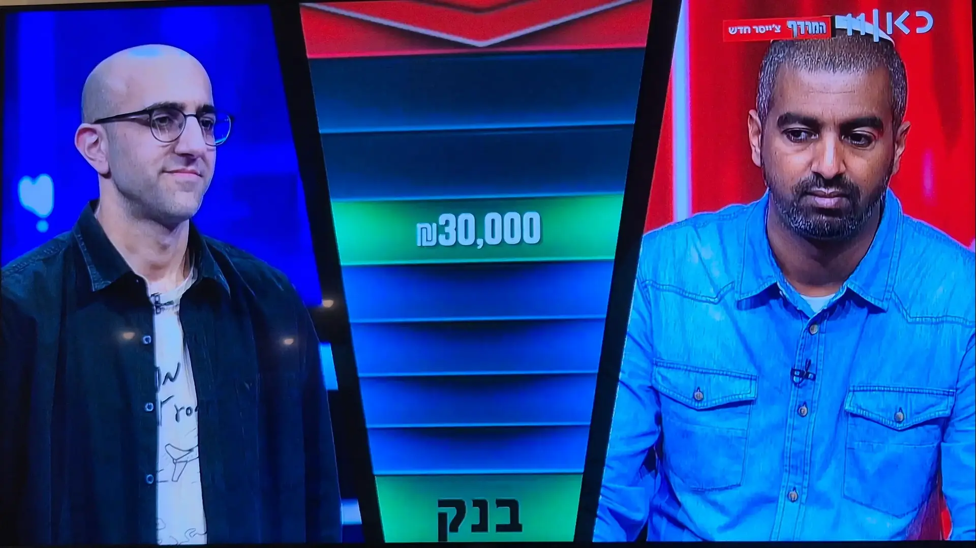 שי סנדקה "הצ'ייסר" עם אחד מהמתמודדים במרדף שי סנדקה "הצ'ייסר" עם אחד מהמתמודדים במרדף
