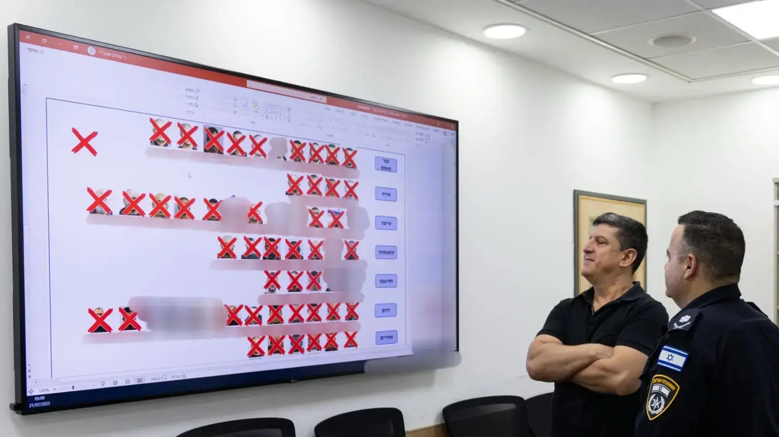 סוכן סמוי שהופעל ע"י להב 433 הביא למעצרם של למעלה מ-50 סוחרי אמל"ח במגזר הערבי. סוכן סמוי שהופעל ע"י להב 433 הביא למעצרם של למעלה מ-50 סוחרי אמל"ח במגזר הערבי.