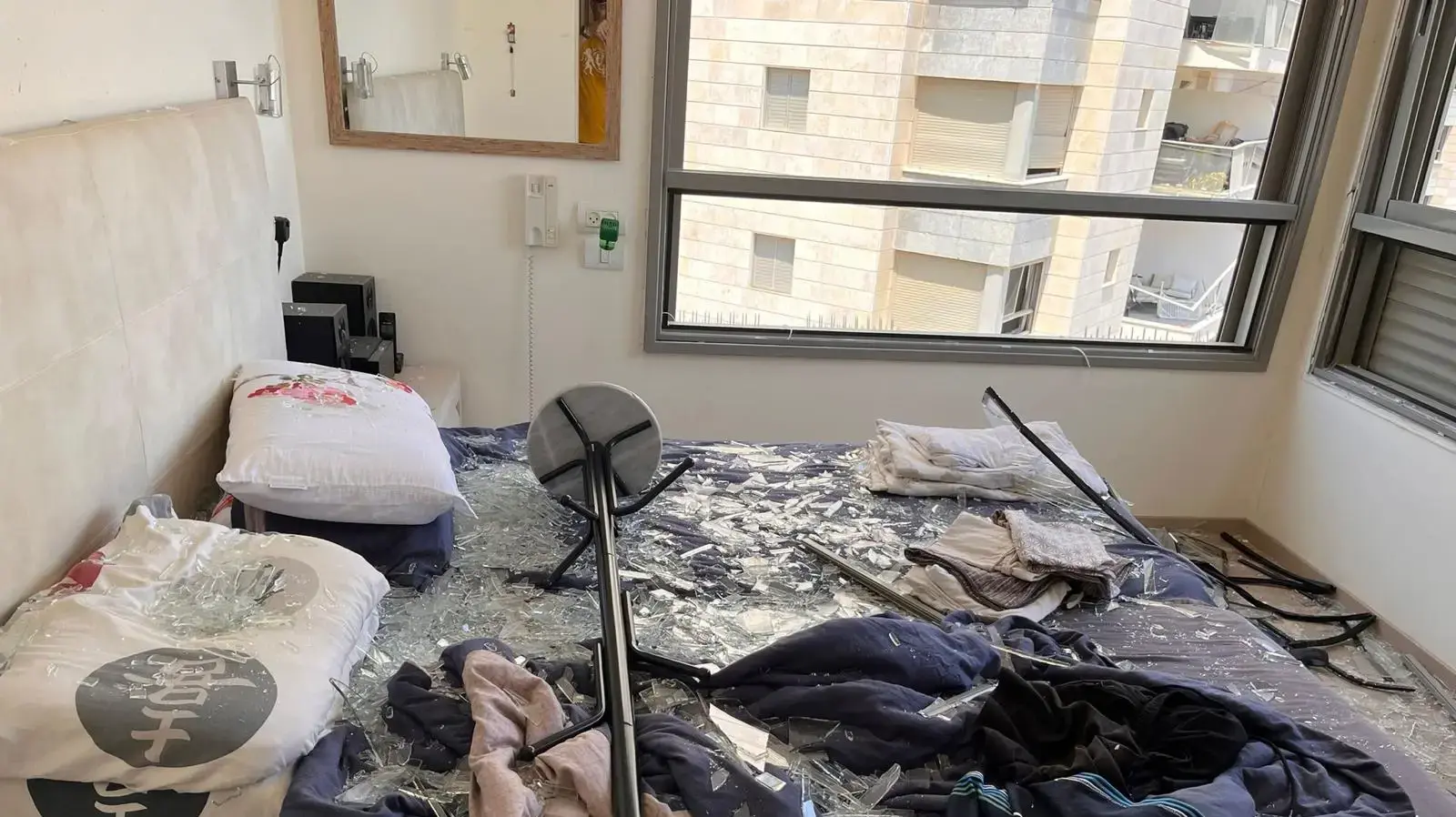 בניין המגורים שנפגע מטיל איראני ברחוב אסירי ציון, בפתח תקווה, 21 ביולי 2025 בניין המגורים שנפגע מטיל איראני ברחוב אסירי ציון, בפתח תקווה, 21 ביולי 2025