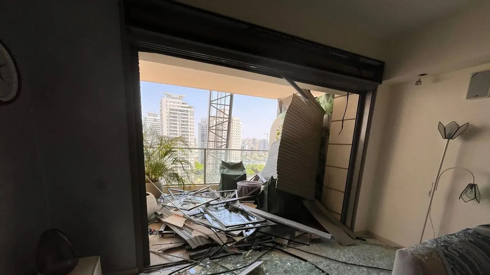 בניין המגורים שנפגע מטיל איראני ברחוב אסירי ציון, בפתח תקווה, 21 ביולי 2025