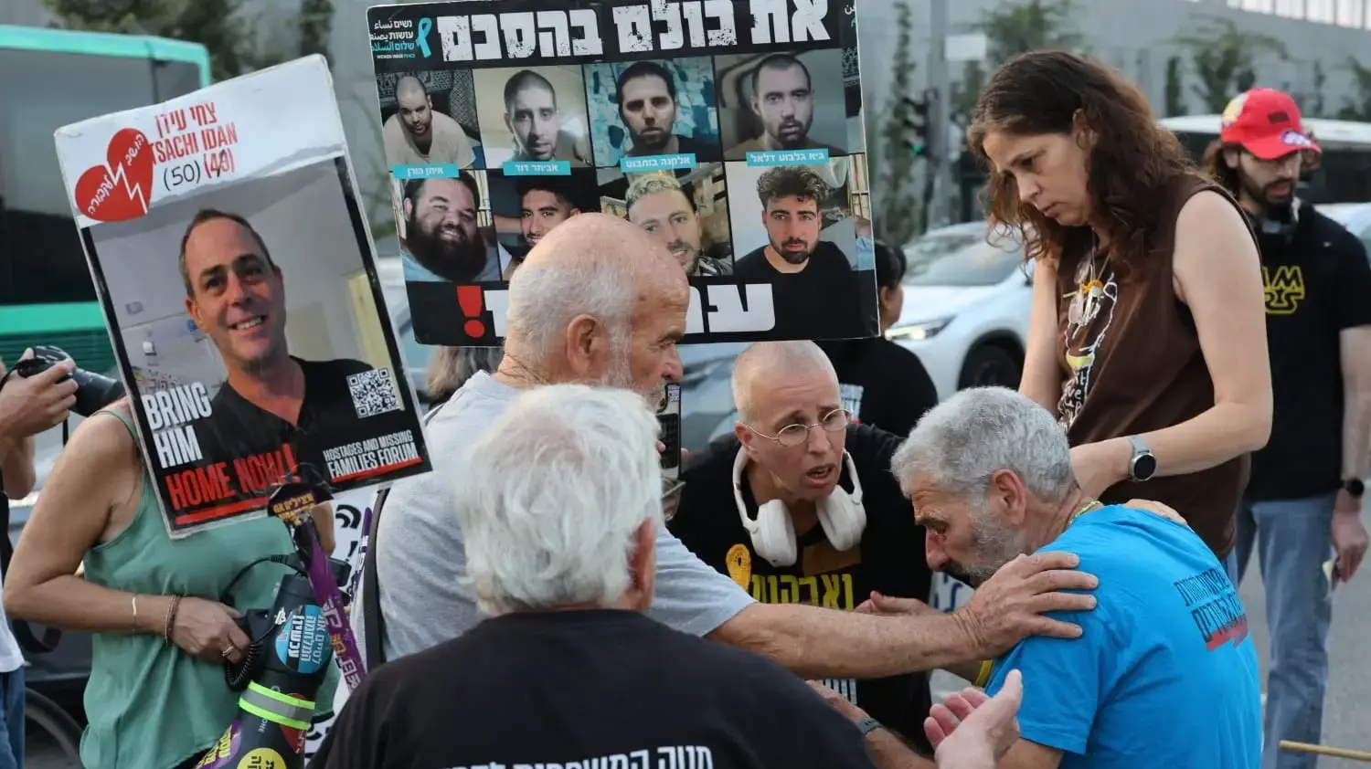 מפגין בן 74 שהותקף בפניו בידי רוכב אופנוע בהפגנה בשער בגין, תל אביב, 21 ביולי 2025 מפגין בן 74 שהותקף בפניו בידי רוכב אופנוע בהפגנה בשער בגין, תל אביב, 21 ביולי 2025