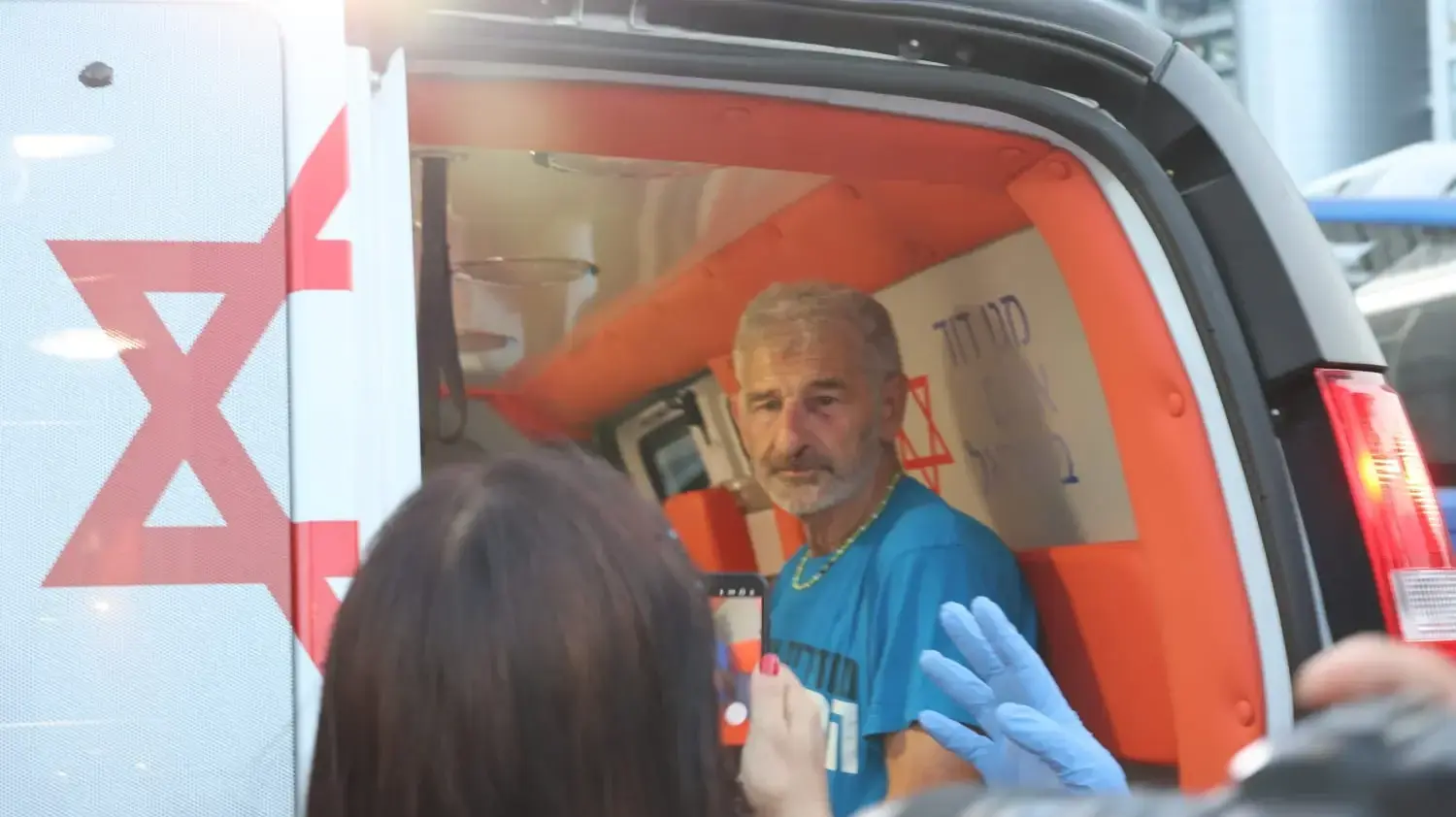 מפגין בן 74 שהותקף בפניו בידי רוכב אופנוע בהפגנה בשער בגין, תל אביב, 21 ביולי 2025 מפגין בן 74 שהותקף בפניו בידי רוכב אופנוע בהפגנה בשער בגין, תל אביב, 21 ביולי 2025
