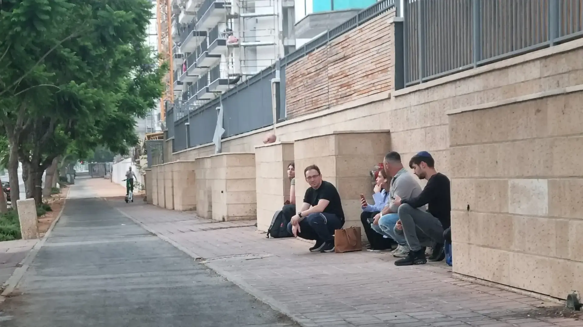 אנשים תופסים מחסה בעת האזעקה באשדוד, 22 ביולי 2025 אנשים תופסים מחסה בעת האזעקה באשדוד, 22 ביולי 2025