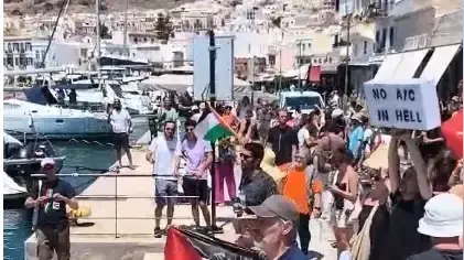 מוחאים בהפגנה פרו פלסטינית מונעים מישראלים לרדת מספינה, באי סירוס שביוון, 22 ביולי 2025 מוחאים בהפגנה פרו פלסטינית מונעים מישראלים לרדת מספינה, באי סירוס שביוון, 22 ביולי 2025