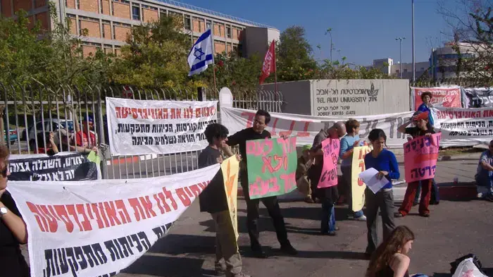 פעילי אגודת הסטודנטים נועלים את שערי אוניברסיטת ת"א