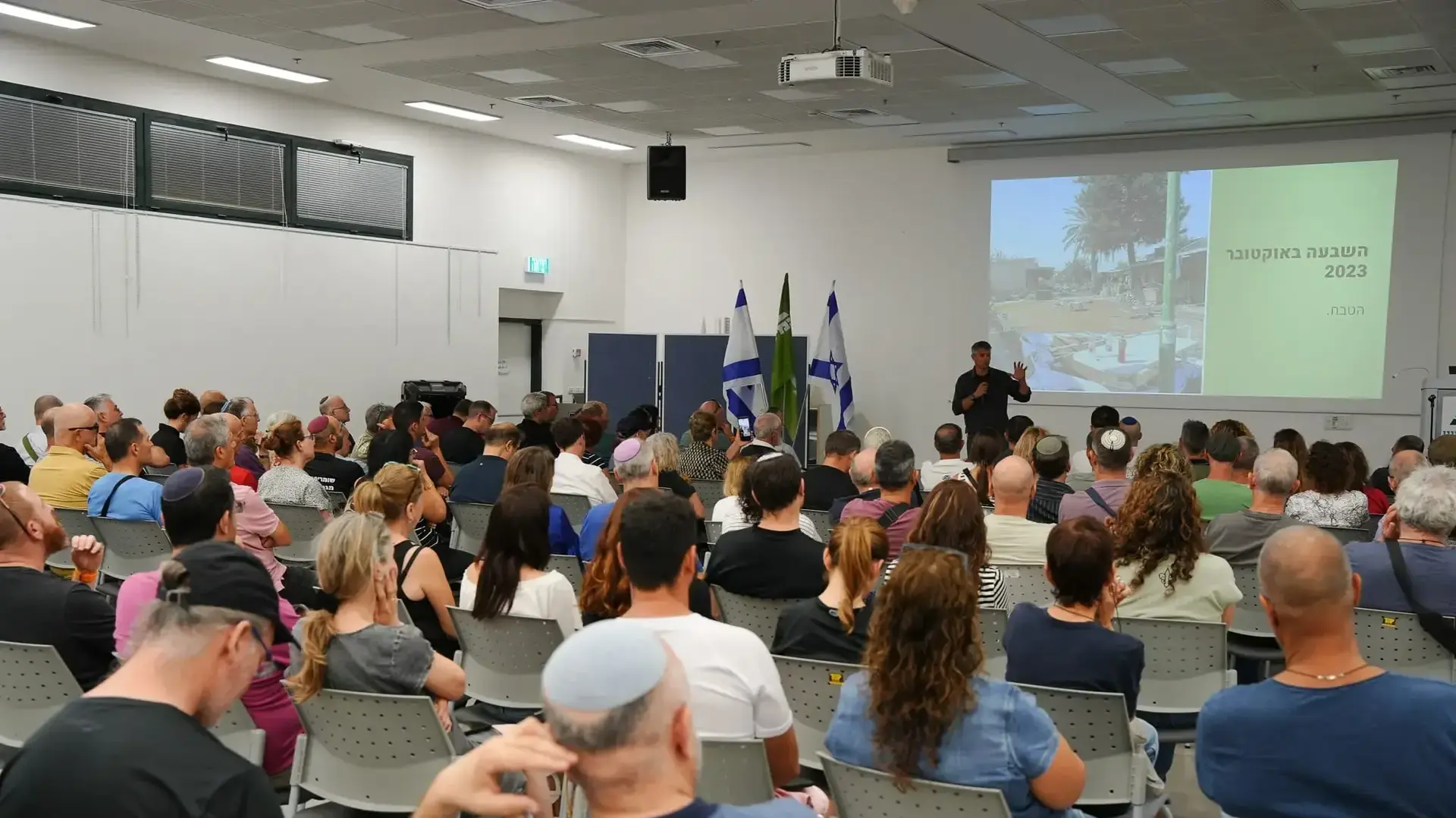 יו"ר תנועת המילואימניקים, יועז הנדל, בכנס של מאות פעילים, 22 ביולי 2025 יו"ר תנועת המילואימניקים, יועז הנדל, בכנס של מאות פעילים, 22 ביולי 2025