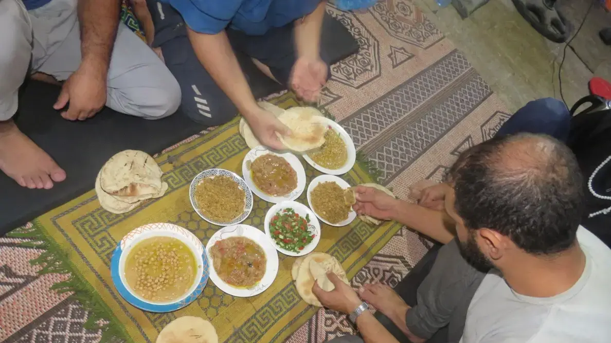 תיעודים של מחבלי חמאס עם אוכל במנהרות. 23 ביולי 2025 תיעודים של מחבלי חמאס עם אוכל במנהרות. 23 ביולי 2025