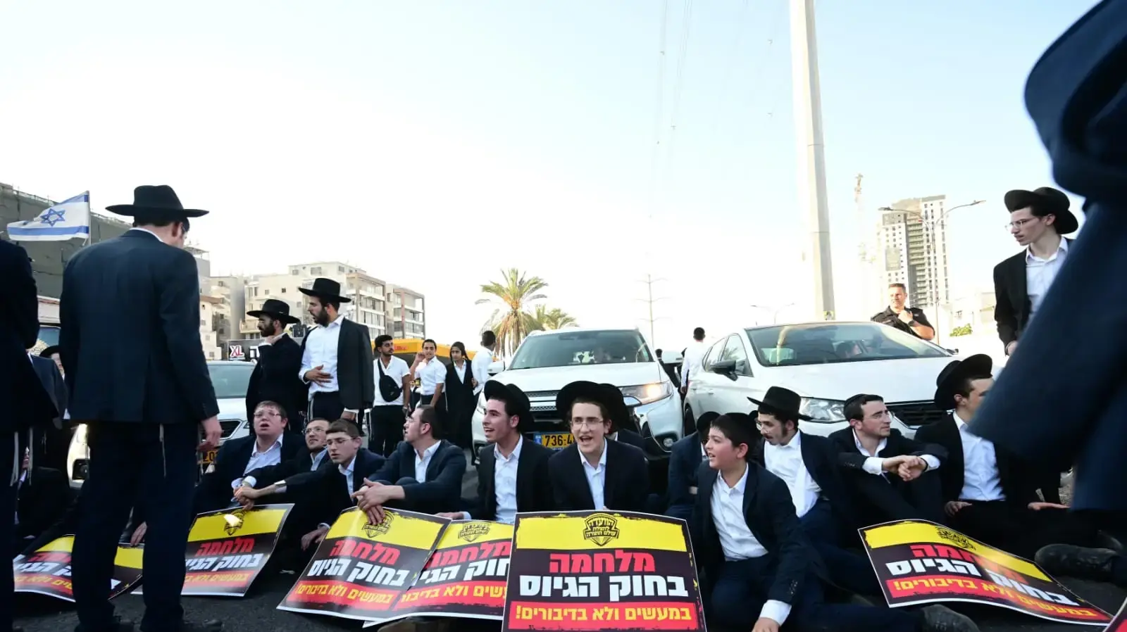 הפגנת הפלג הירושלמי נגד גיוס חרדים לצה"ל, כביש 4 ליד בני ברק, 23 ביולי 2025