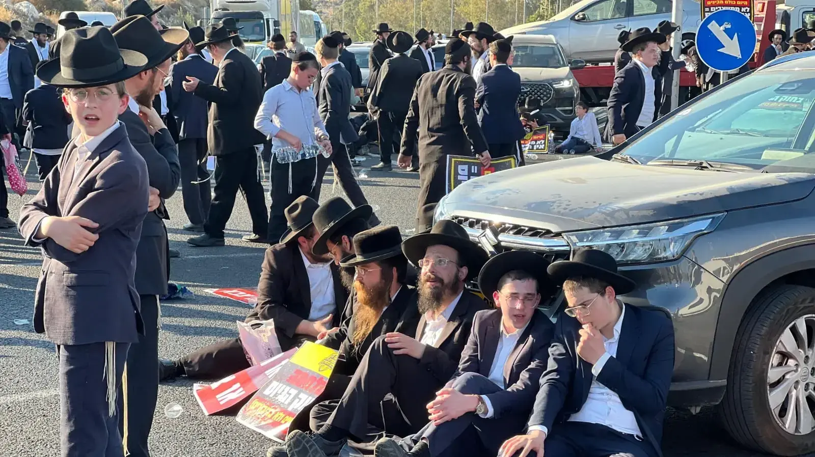 הפגנת הפלג הירושלמי נגד גיוס חרדים לצה"ל, צומת שילת מודיעין, 23 ביולי 2025 הפגנת הפלג הירושלמי נגד גיוס חרדים לצה"ל, צומת שילת מודיעין, 23 ביולי 2025