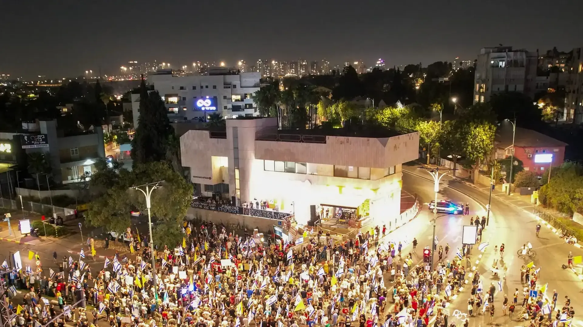 מפגינים רבים מתאספים בכיכר הדמוקרטיה בנס ציונה. 26 ביולי 2025 מפגינים רבים מתאספים בכיכר הדמוקרטיה בנס ציונה. 26 ביולי 2025