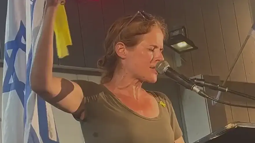 שקמה ברסלר בהפגנה למען החטופים בנס ציונה. 27.7.25