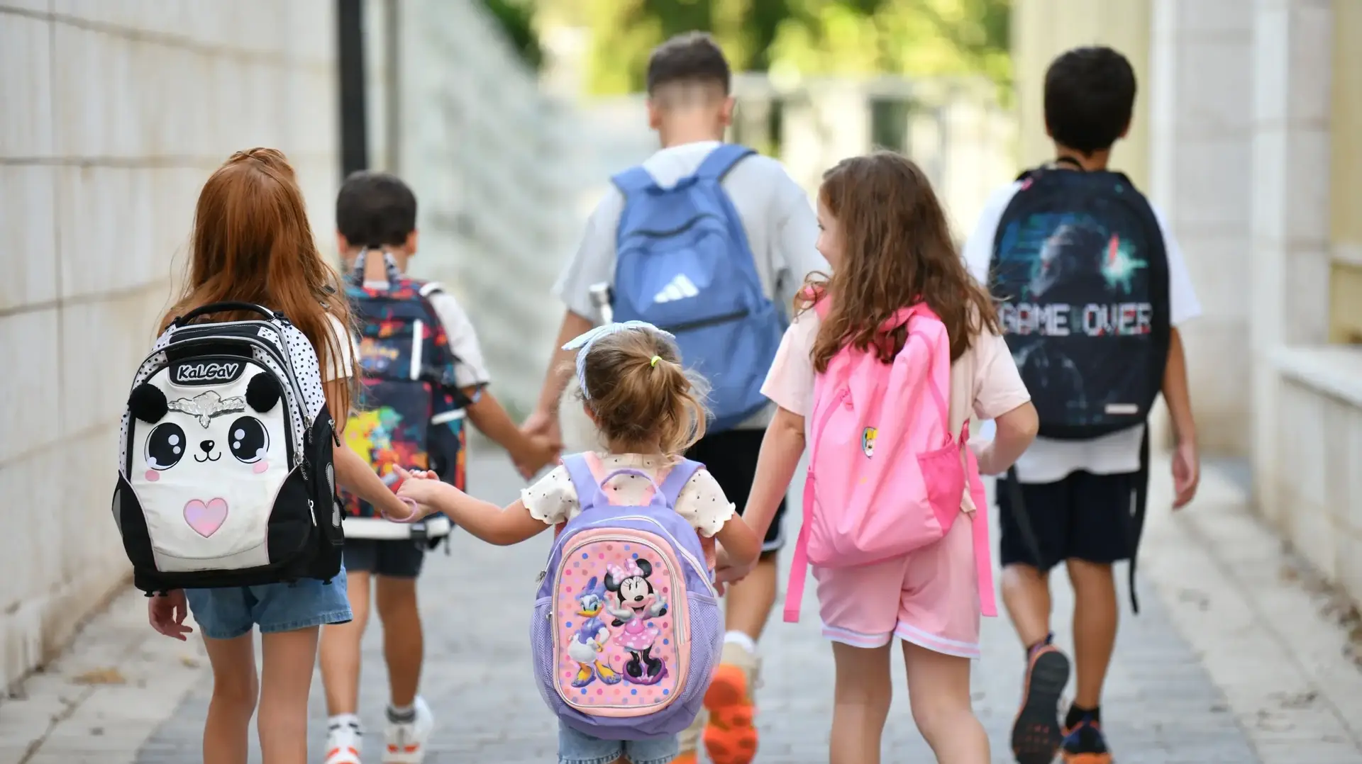 תלמידים חוזרים לבית הספר, 2025