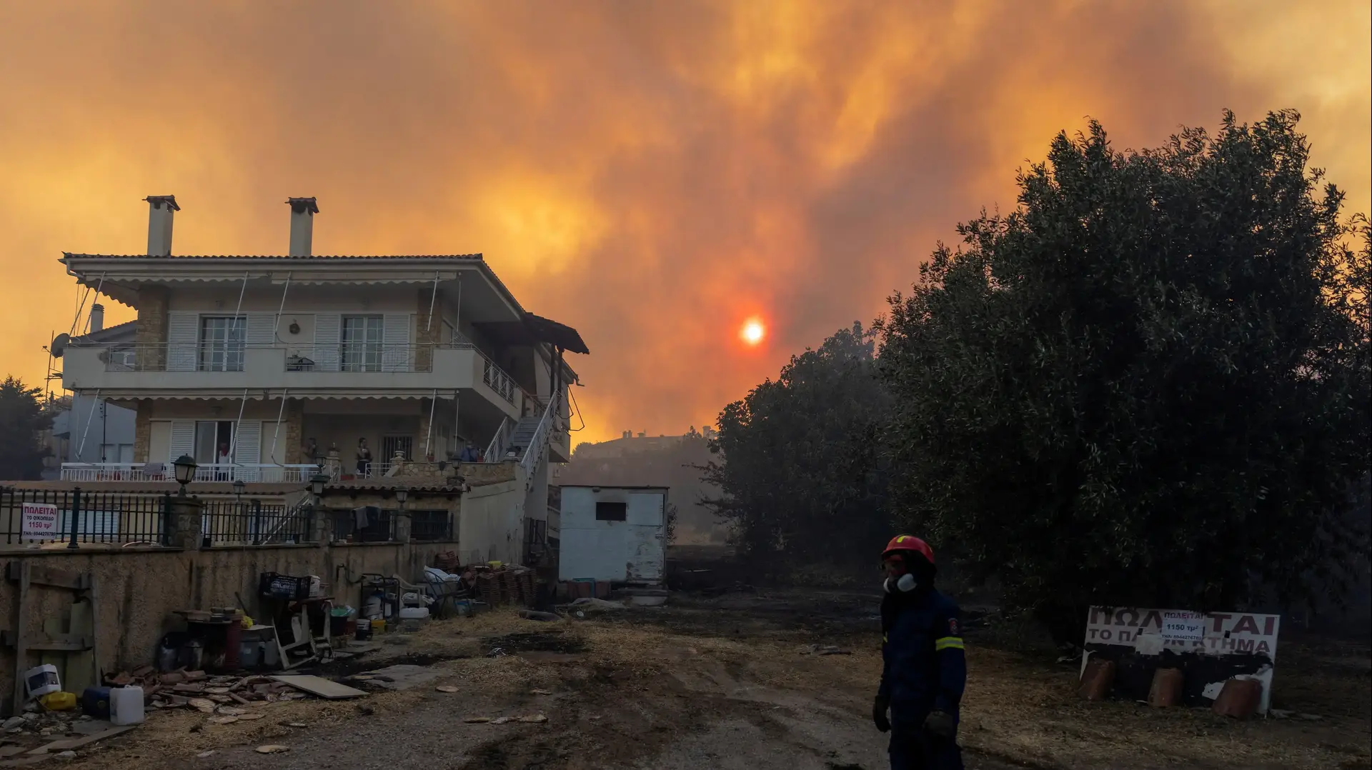 גל חום באירופה: שריפות ענק משתוללות ברחבי יוון