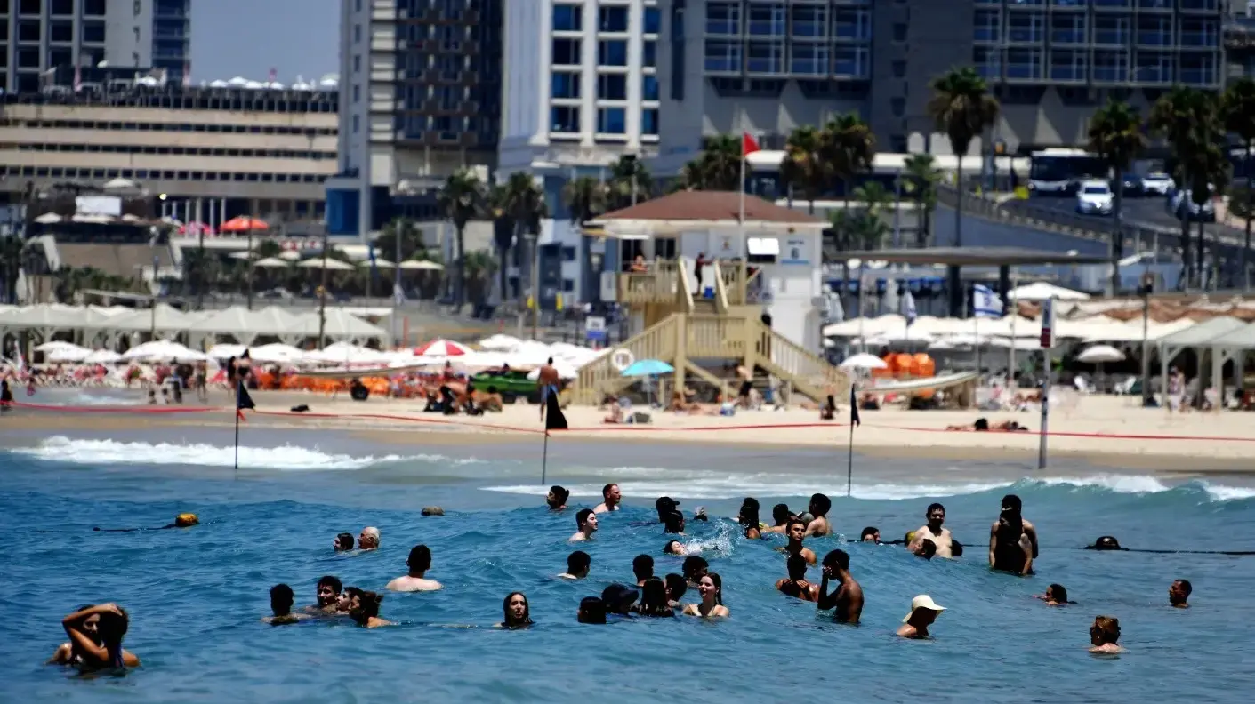 מתרחצים בחוף הים, 27 ביולי 2025 מתרחצים בחוף הים, 27 ביולי 2025