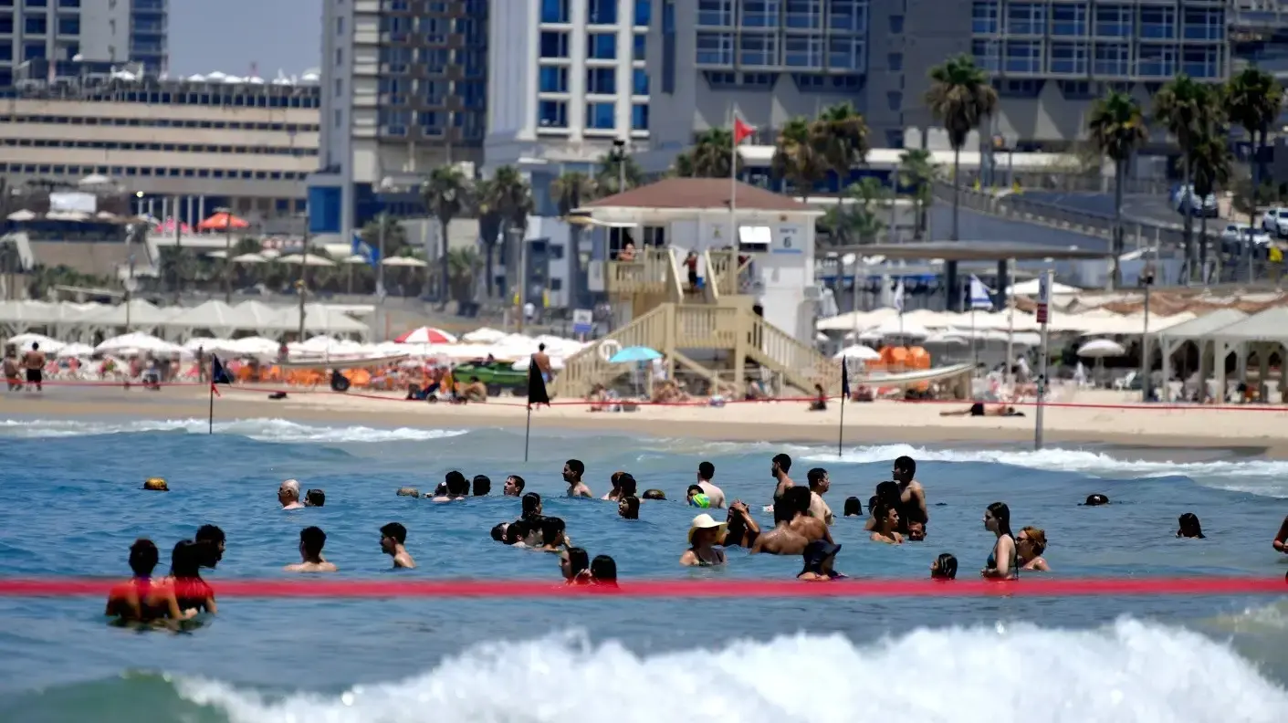 מתרחצים בחוף הים, 27 ביולי 2025