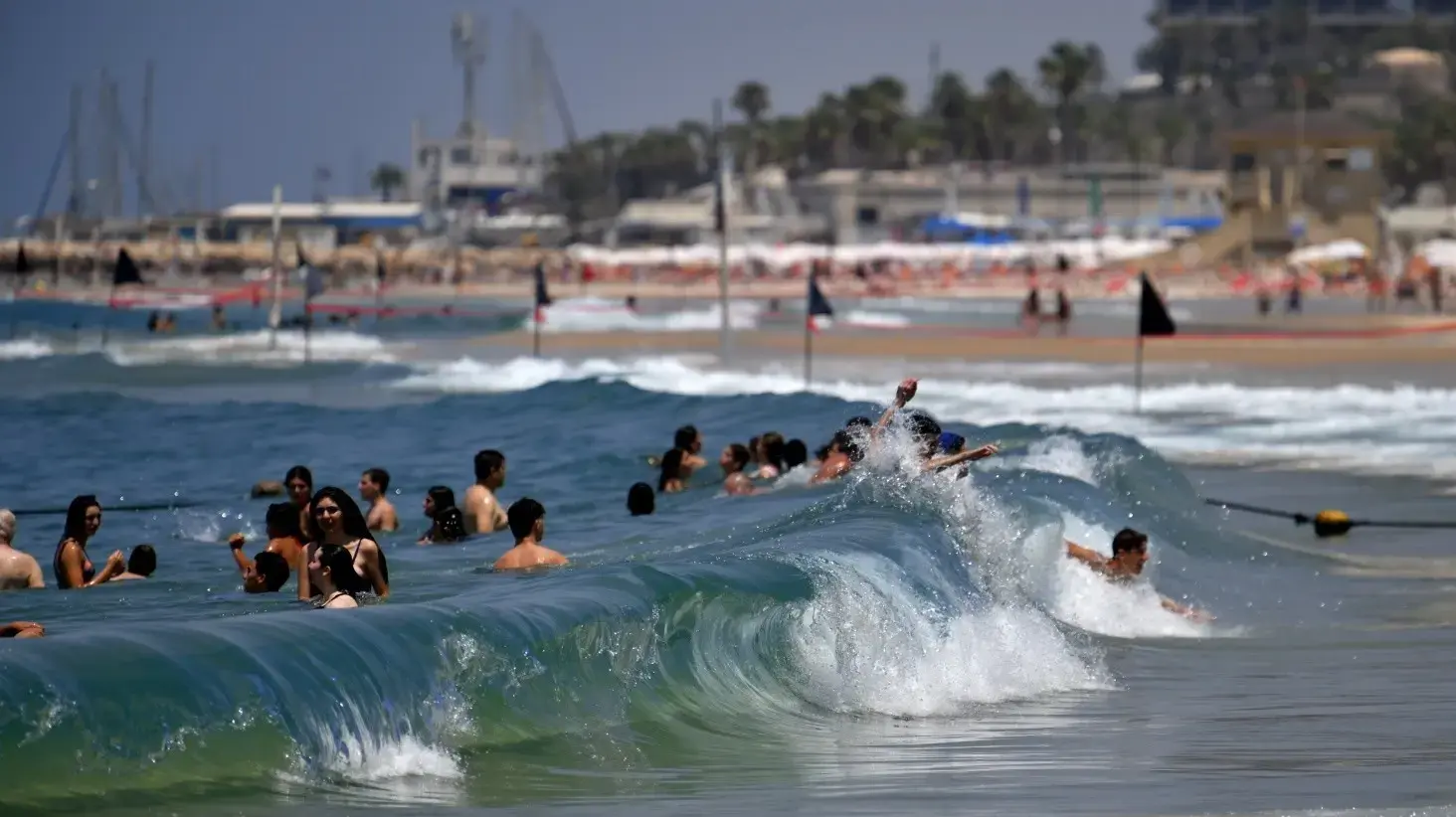 מתרחצים בחוף הים, 27 ביולי 2025 מתרחצים בחוף הים, 27 ביולי 2025