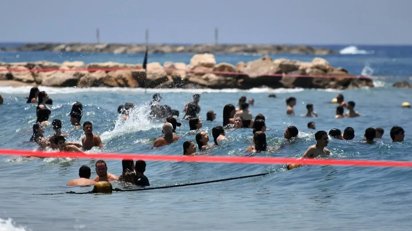 מתרחצים בחוף הים, 27 ביולי 2025 מתרחצים בחוף הים, 27 ביולי 2025