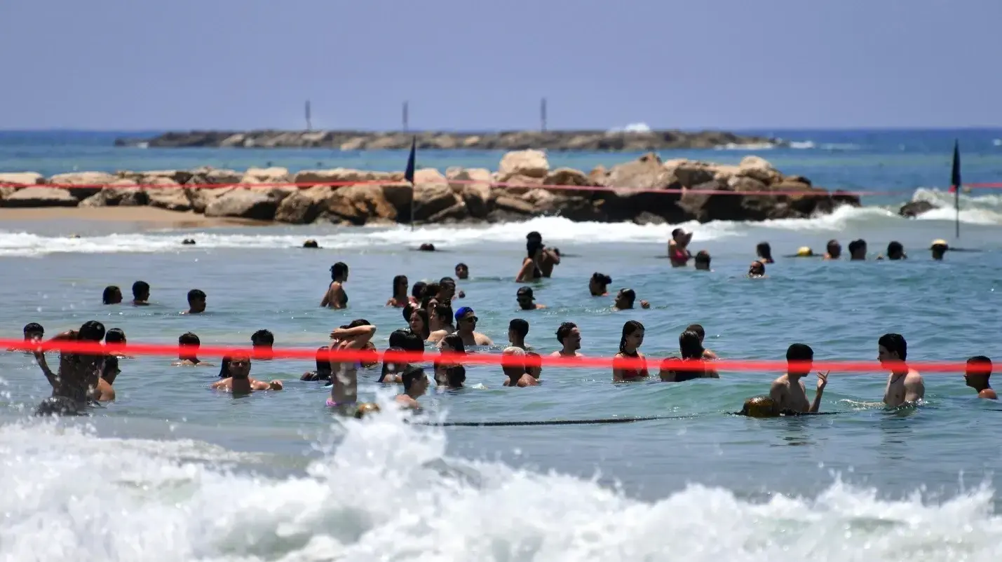 מתרחצים בחוף הים, 27 ביולי 2025 מתרחצים בחוף הים, 27 ביולי 2025