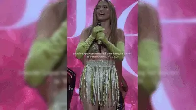 הבגדים של ג'ניפר לופז נופלים על הבמה הבגדים של ג'ניפר לופז נופלים על הבמה
